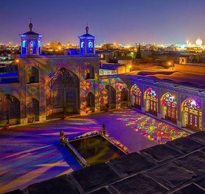 Msikiti wa Nasir al-Mulk Shiraz, upinde wa mvua wa michoro na rangi katika jengo la kidini.