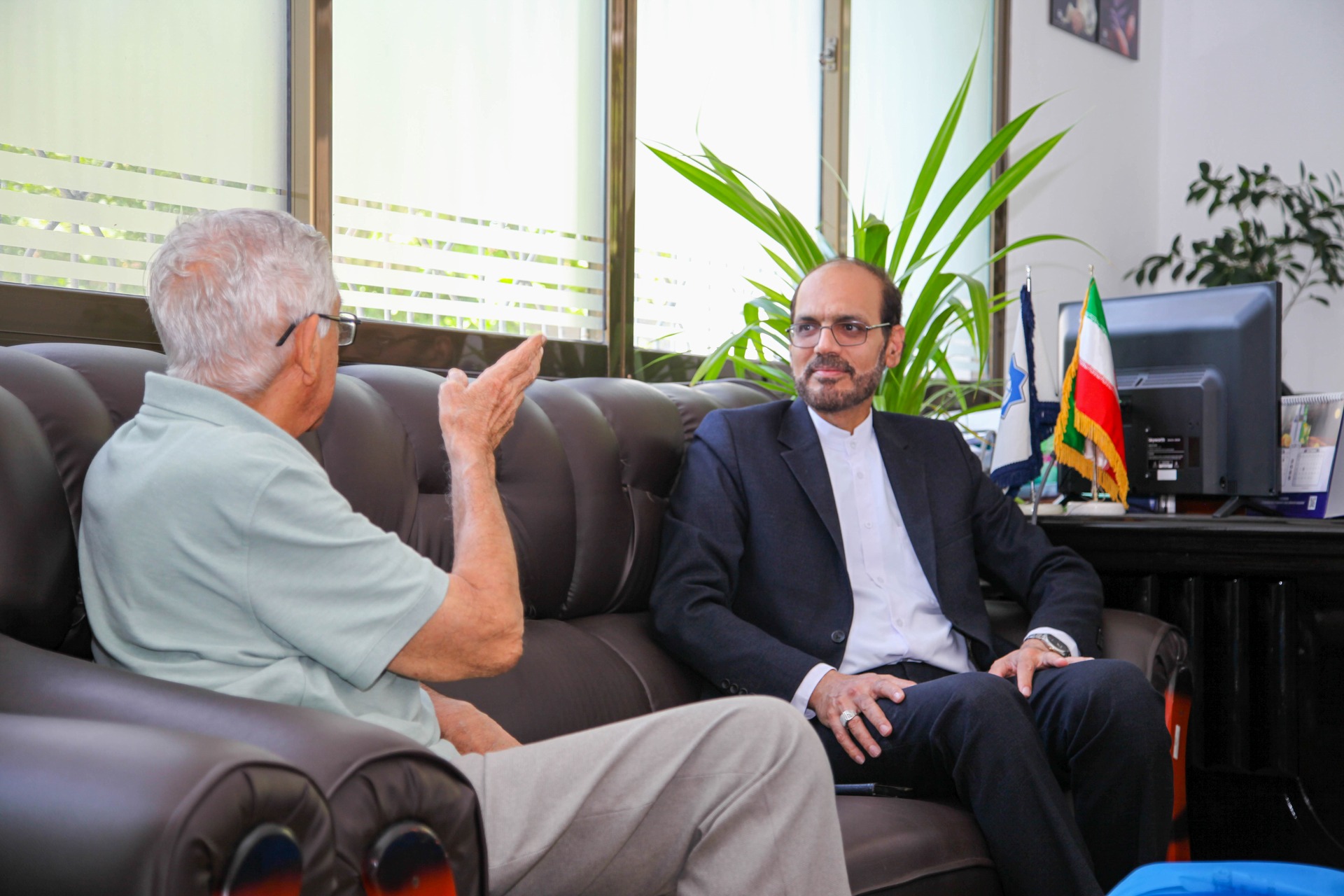 MWANAZUONI MAARUFU WA HISTORIA YA KISHIRAZI ATEMBELEA KUTOA CHA UTAMADUNI CHA IRAN 